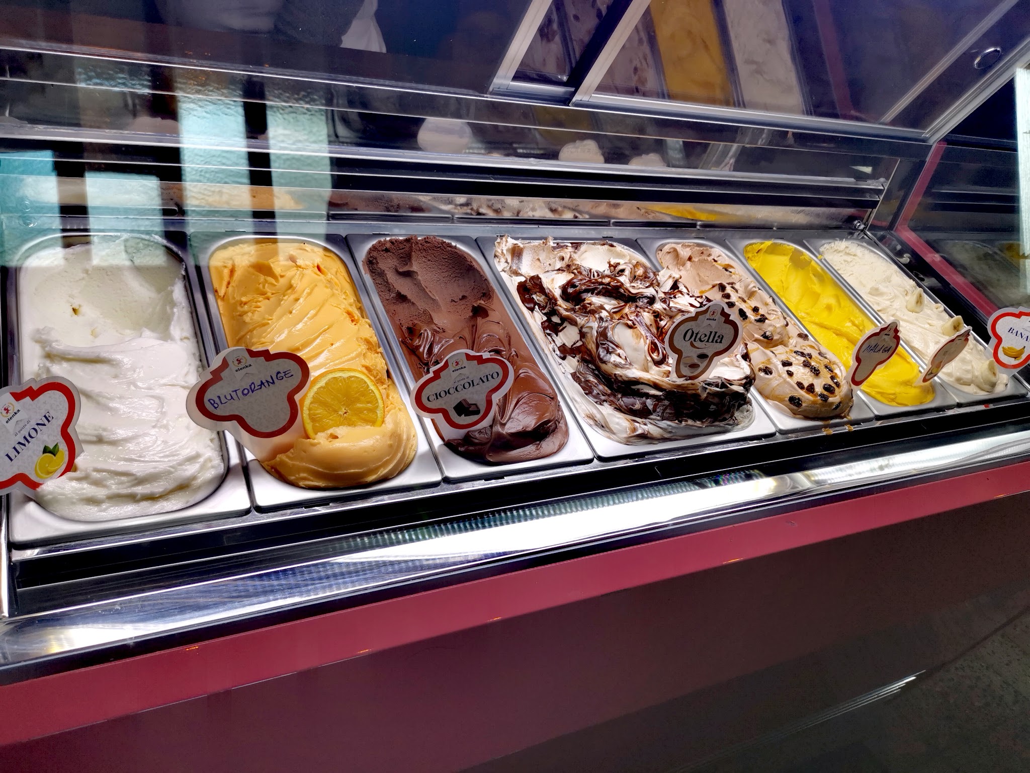 Theke mit hausgemachtem italienischem Eis in vielen Sorten