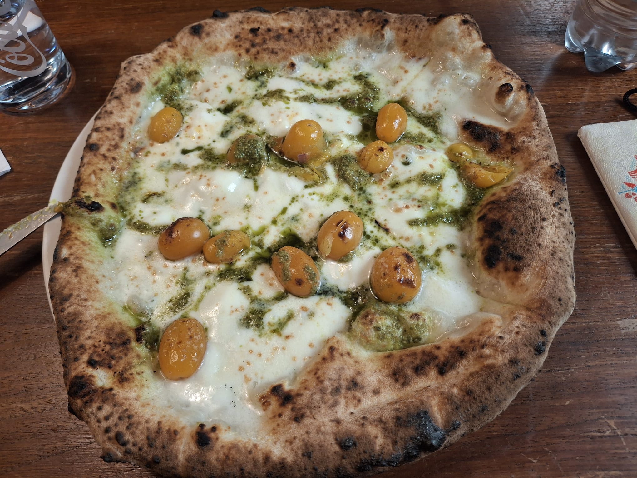 Pizza mit Pesto, Büffelmozzarella und gelben Cherrytomaten