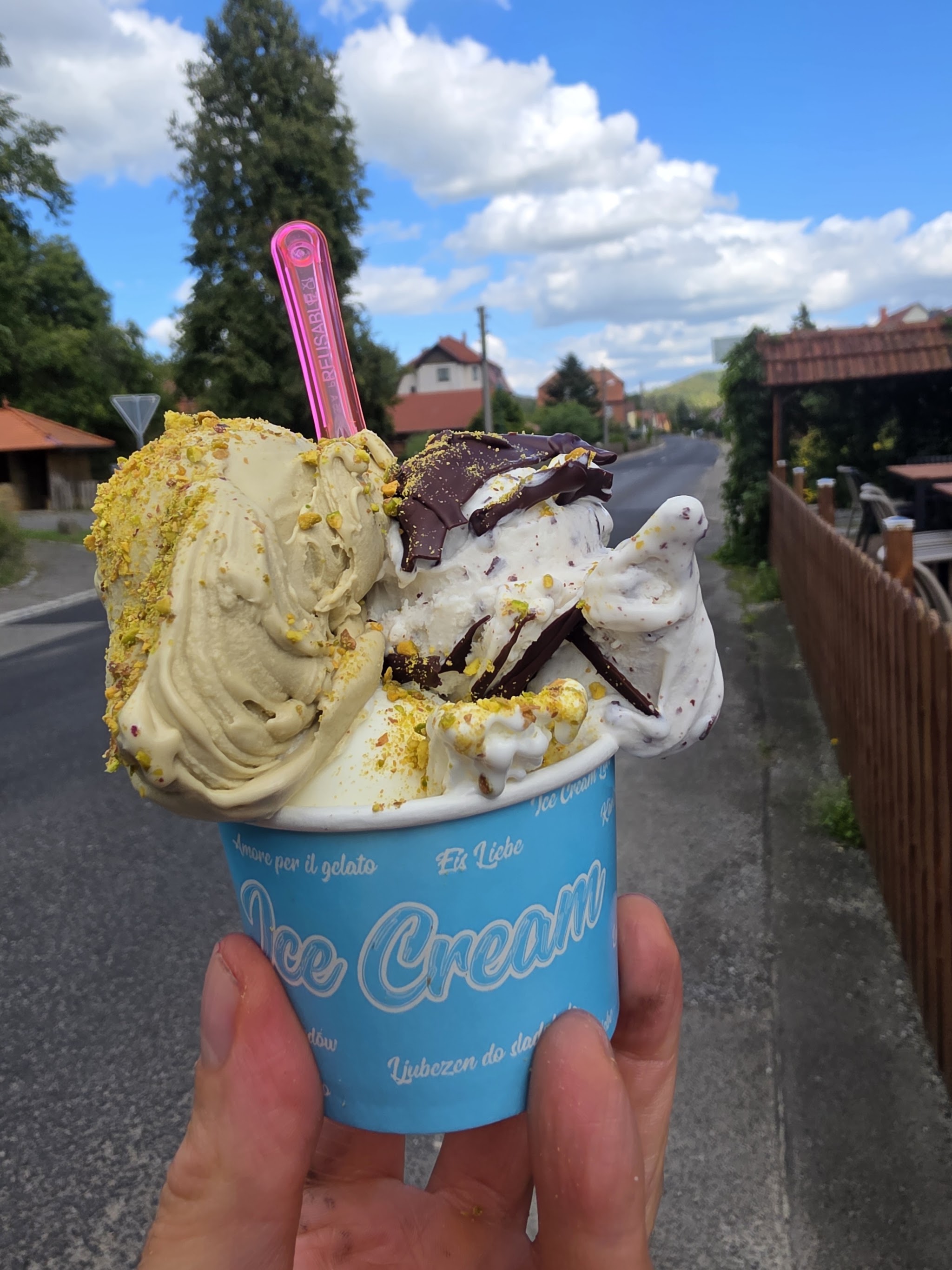 Hausgemachtes Eis zum Mitnehmen vor der Dorfstraße in Rentwertshausen
